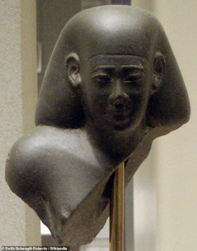 В Египте фермер нашел 2600-летнюю стелу эпохи правления фараона Априя