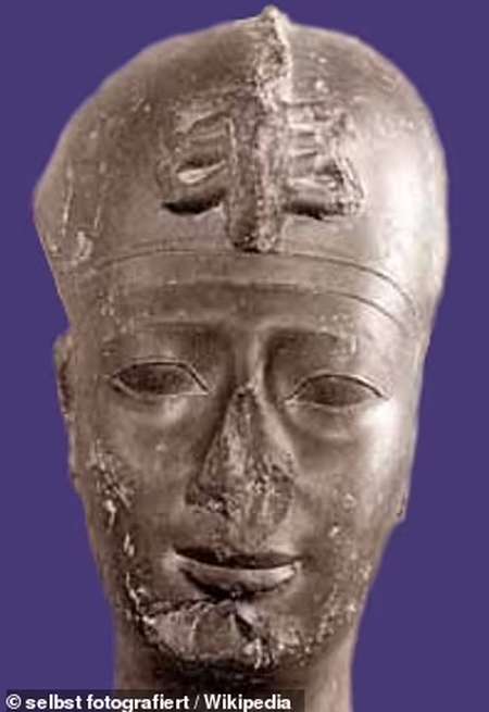В Египте фермер нашел 2600-летнюю стелу эпохи правления фараона Априя