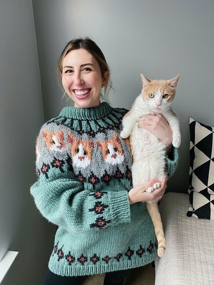 "Запечатлела своего кота на свитере"