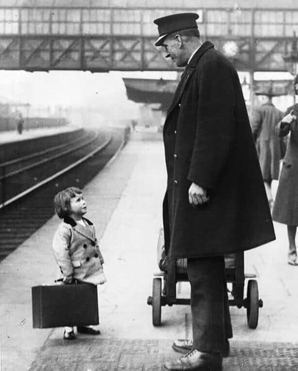 ''Маленькая пассажирка спрашивает дорогу''. Бристольский железнодорожный вокзал, Англия, 1936 год. Фотография Джорджа У. Хейлза