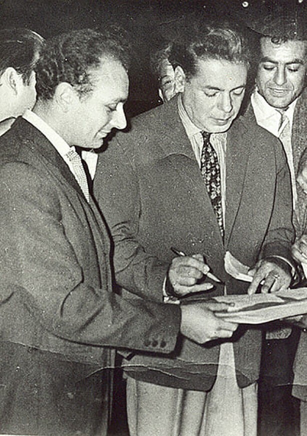 Аркадий Райкин раздаёт автографы, слева - его лучший автор Михаил Жванецкий, начало 70 - х