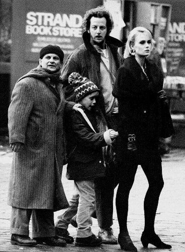 Джо Пеши, Маколей Калкин, Дэниел Стерн и Ли Циммерман на съемках фильма Один дома 2 в Нью-Йорке, 1991 г