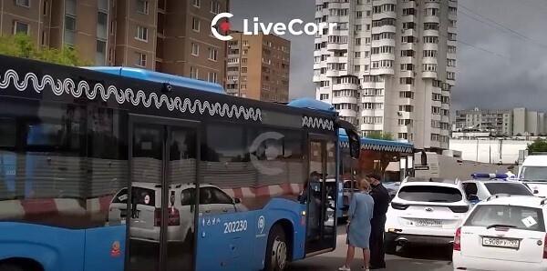 Автоледи в Москве перегородила дорогу автобусу и распылила в него баллончик