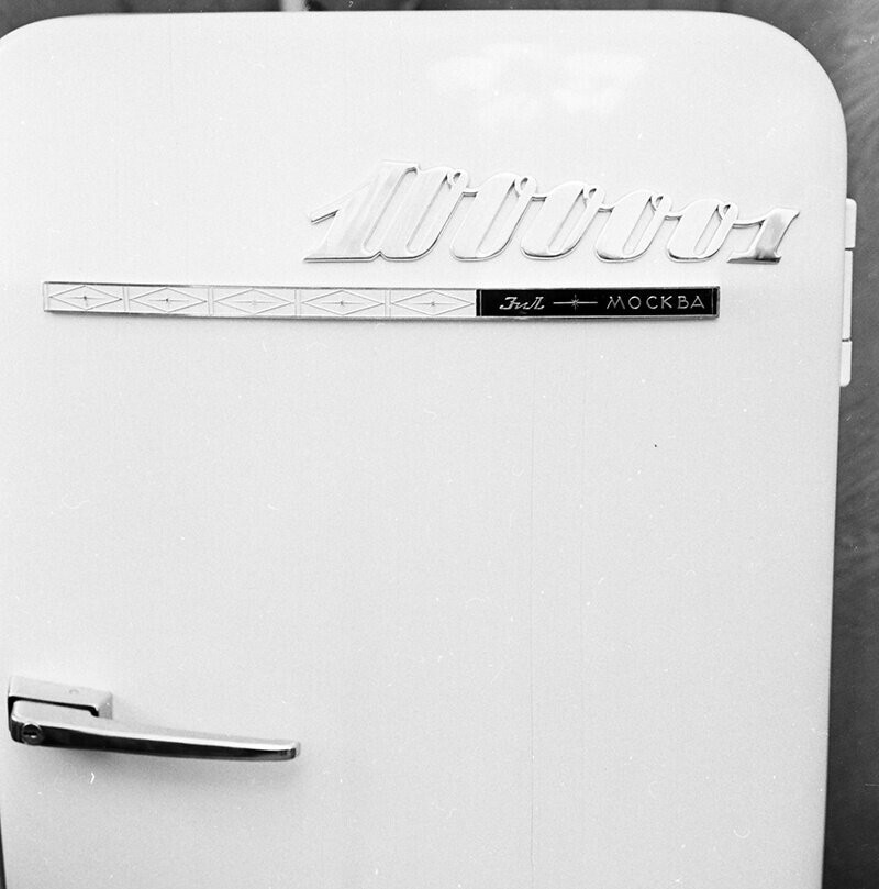 В цехе ширпотреба. Миллион первый холодильник. Валентин Хухлаев, 10 декабря 1961 года, г. Москва, Завод имени Лихачева