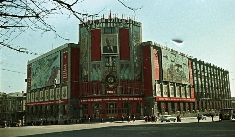 Празднично оформленное здание Центрального телеграфа на улице Горького. Неизвестный автор, 1 - 2 мая 1961 года, г. Москва