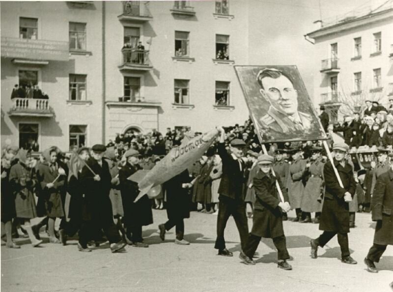 Демонстранты. В. Петров, 1 мая 1961 года, г. Череповец 