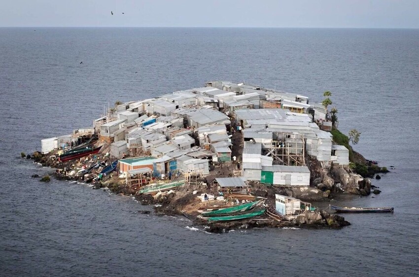 Как живут люди на самом густонаселённом острове в мире