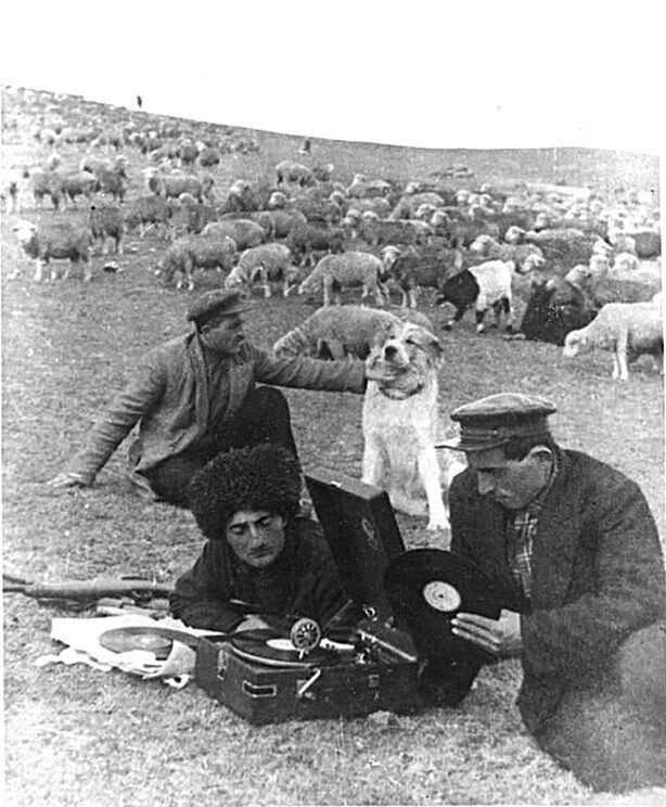 Пастухи слушают пластинки, Азербайджан, 1939 год
