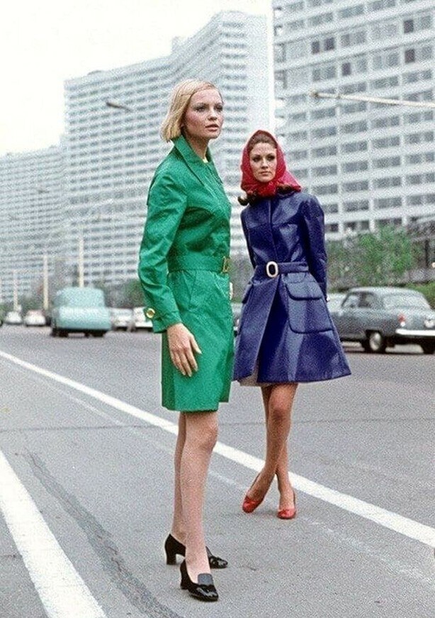 Манекенщицы демонстрируют новую коллекцию одежды на проспекте Калинина. Фотохроника ТАСС, 1969 год