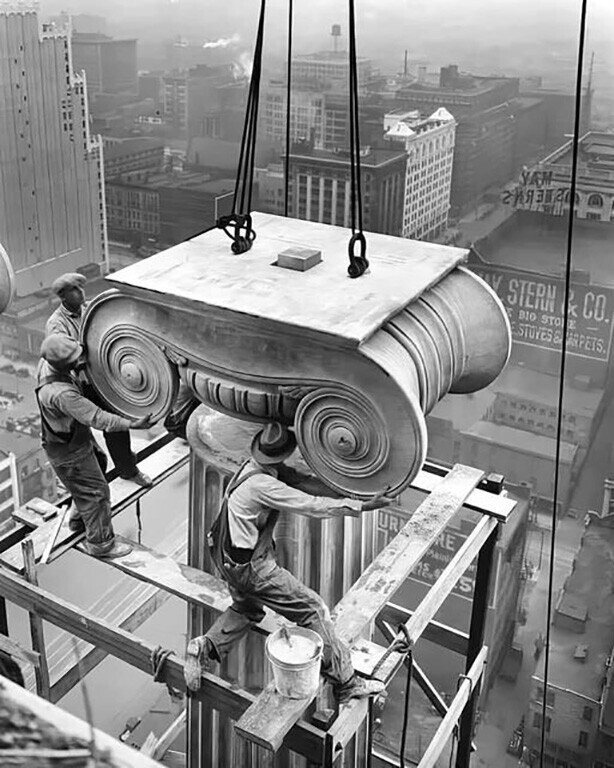 Установка капители колонны в процессе строительства здания гражданского суда. Сент-Луис, Миссури, США. Фото W.C. Runder, 1928 год