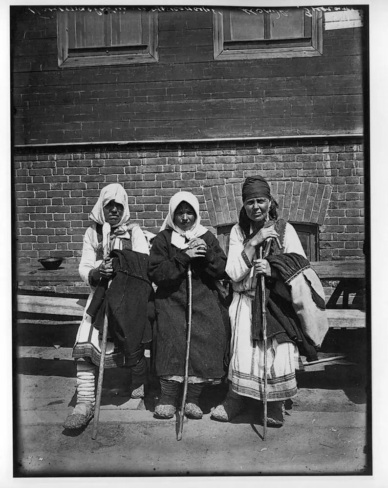 Типы богомолок в Серафимо-Понетаевском женском монастыре. 1904 г. Негатив 18 × 24 см.