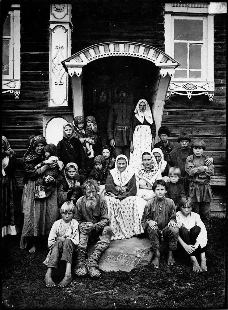 Группа старообрядцев. Деревня Кузнецово Семеновского уезда. Негатив 18 × 24 см.