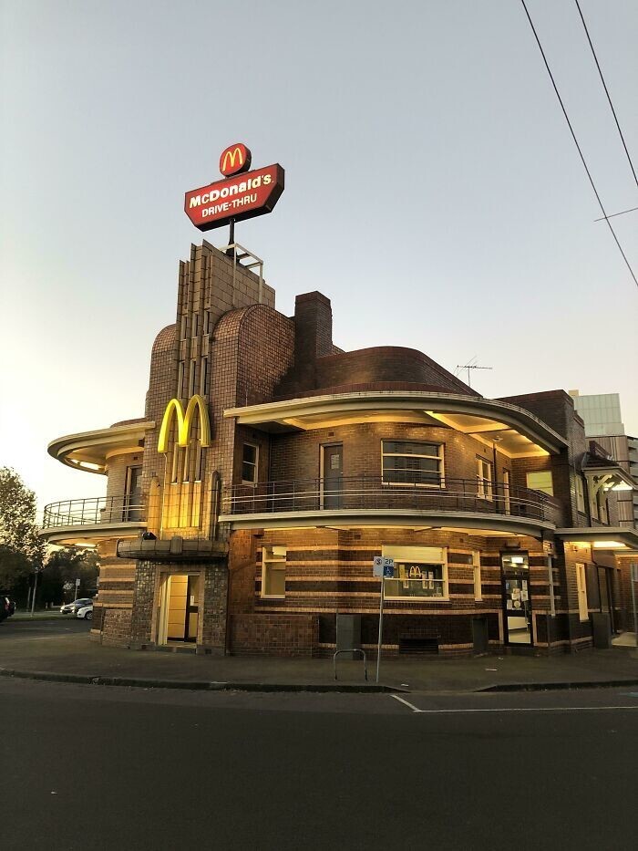 30. Макдоналдс в бывшем отеле в стиле ар-деко, Мельбурн, Австралия