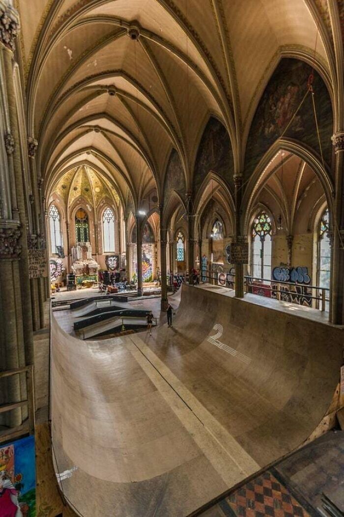 10. Скейтеры выкупили заброшенное здание церкви и превратили его в скейт-парк