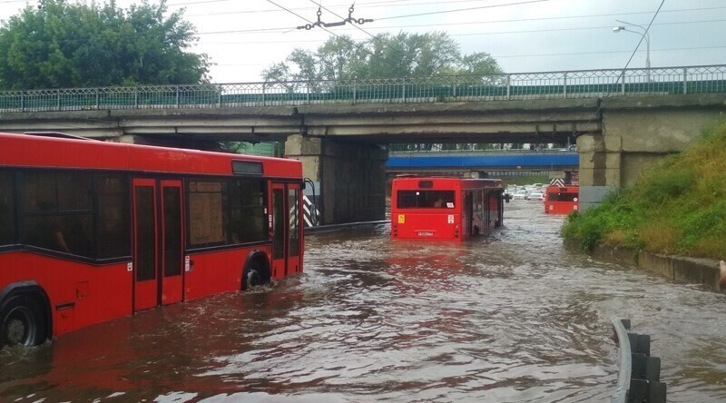 В Казани сняли ролик, как автобус с пассажирами заполняется  водой