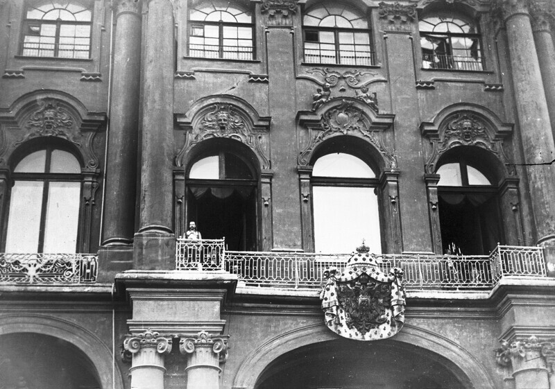 Николай II объявляет войну Германии с балкона Зимнего дворца