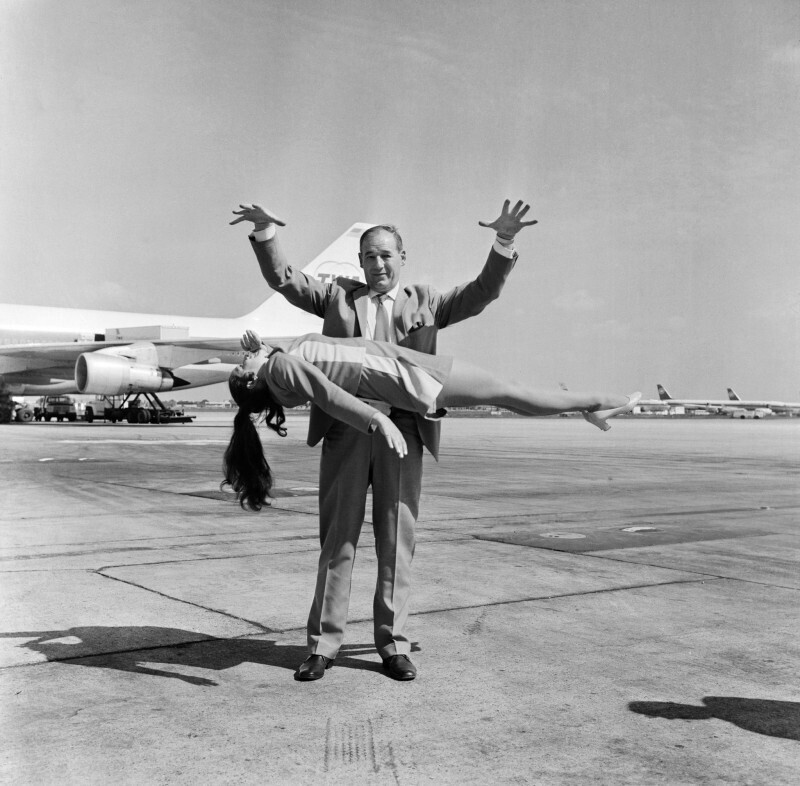 1 июля 1971 года. Британский иллюзионист Джеффри Аткинс в аэропорту Хитроу.