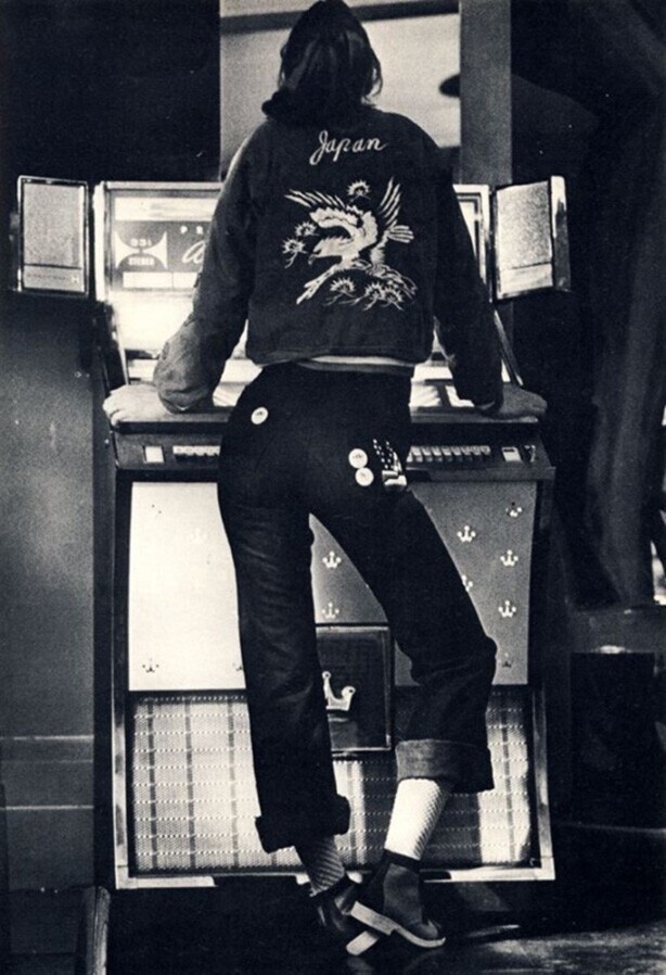 Июль 1971 года. Девушка у музыкального автомата. Мода от Mr Freedom.