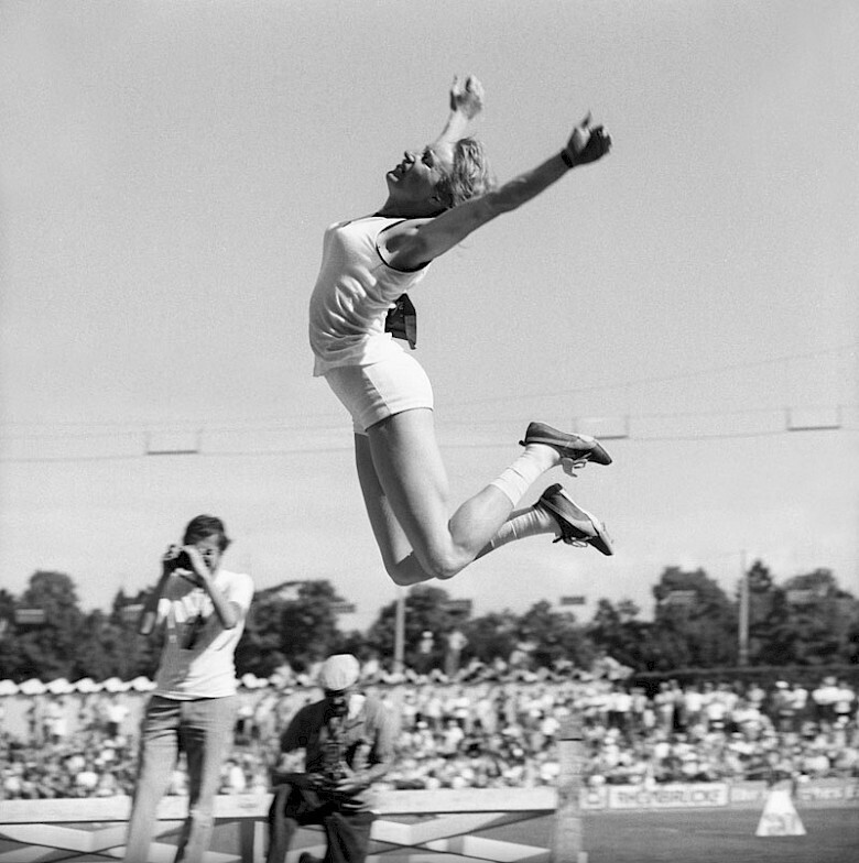 Июль 1971 года. Чемпионат Швейцарии по легкой атлетике. Мета Антенен прыгнула на 6,81 и установила новый рекорд Швейцарии. Однако этот рекорд был аннулирован из-за слишком сильного попутного ветра.