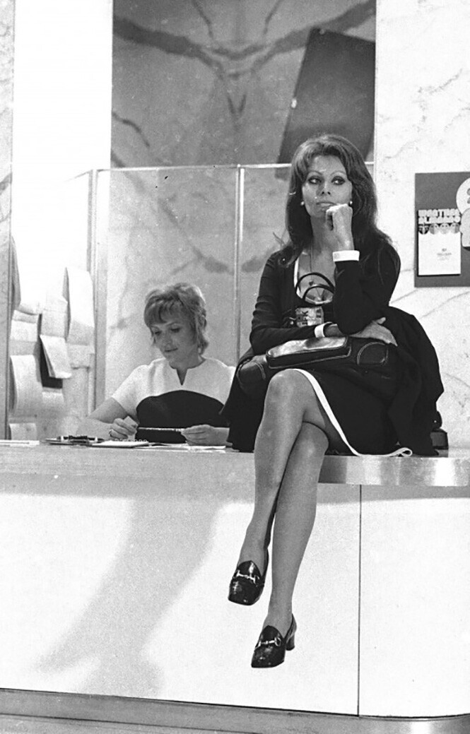 8 июля 1971 года. Софи Лорен в холле офиса газеты New York Daily News. Фото Keith Torrie.