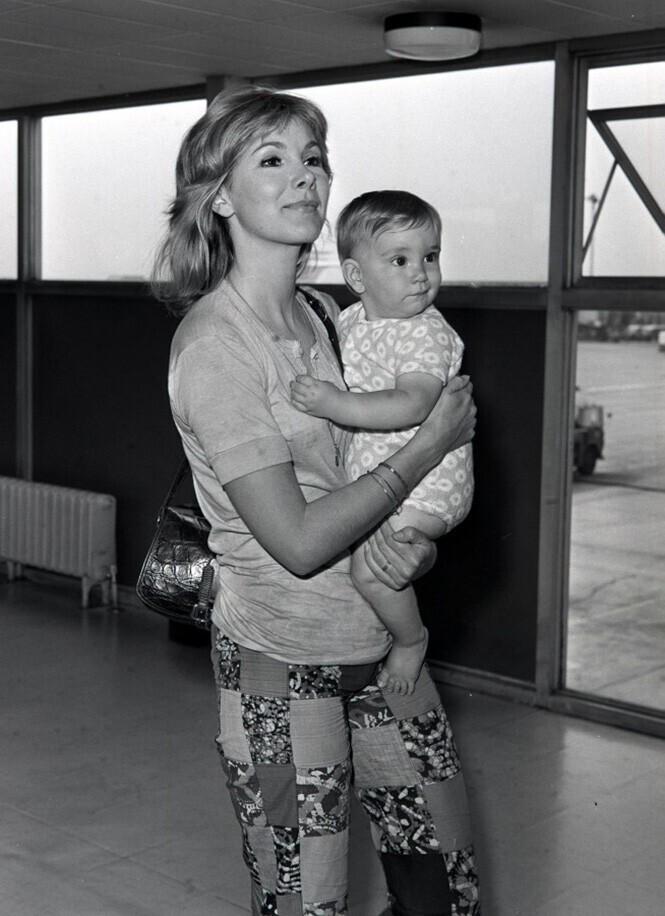 12 июля 1971 года. Лондон, аэропорт Хитроу. Британская актриса Сьюзан Хэмпшир с сыном Кристофером.