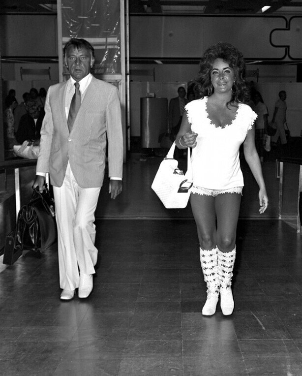 29 июля 1971 года. Лондон, аэропорт Хитроу. Элизабет Тейлор и ее муж Ричард Бертон.