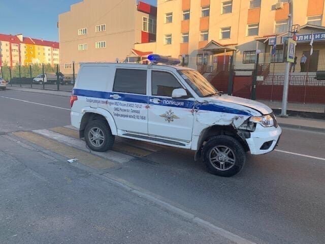Инспектор ГИБДД кубарем вывалился из служебного авто после столкновения с большегрузом