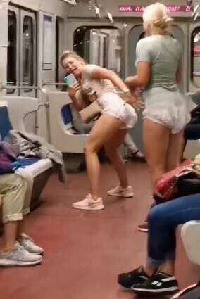Без штанов и масок: две девушки в Петербурге, надев подгузники, устроили забег по вагону метро