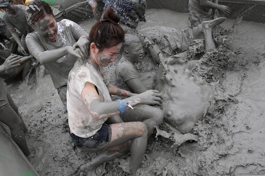 В южнокорейском городке Порён стартовал традиционный фестиваль грязи, который...