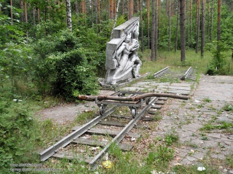 И вот, чтобы город не замёрз, доблестные партийцы послали комсомольцев строить дорогу.