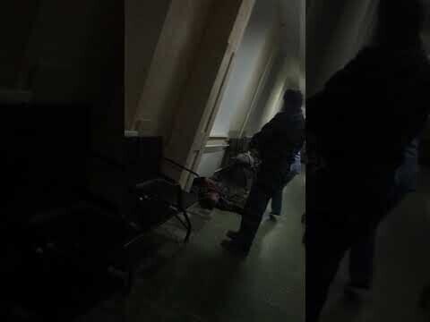 В Энгельсе врачи оставили бездомного инвалида на полу в приемном покое 