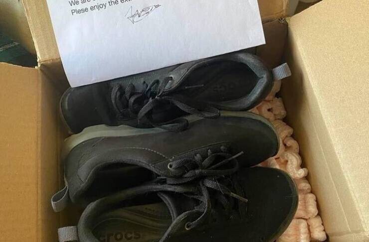 "Моя мама заказала пару кроссовок на eBay. Они так и не пришли, и мы уже забыли о них, когда получили коробку. Внутри мы нашли записку с извинениями и третий ботинок в качестве компенсации"