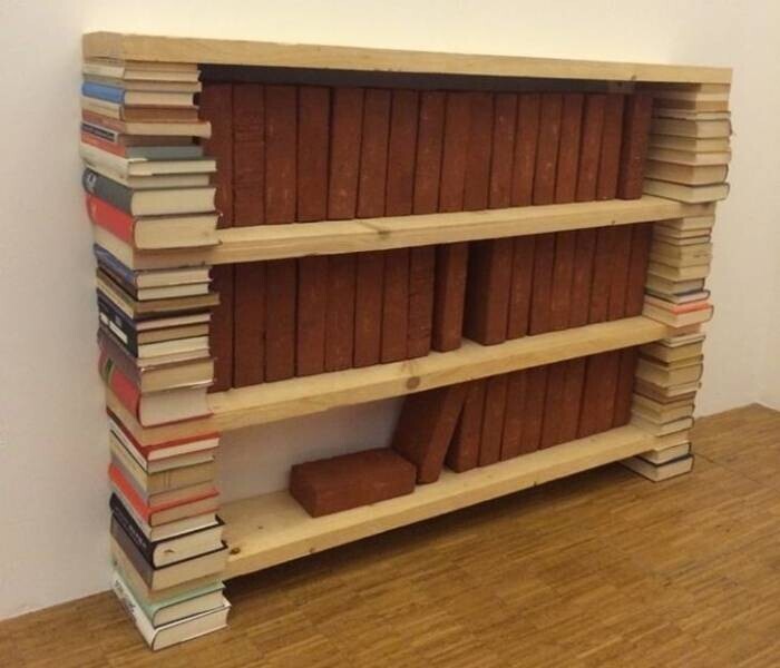"Придумал, как из ничего сделать книжный шкаф!"