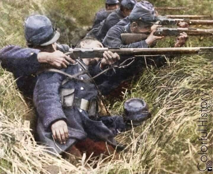 Французский солдат ведёт огонь, прикрываясь телом мёртвого товарища. Первая битва на Марне, сентябрь 1914 года