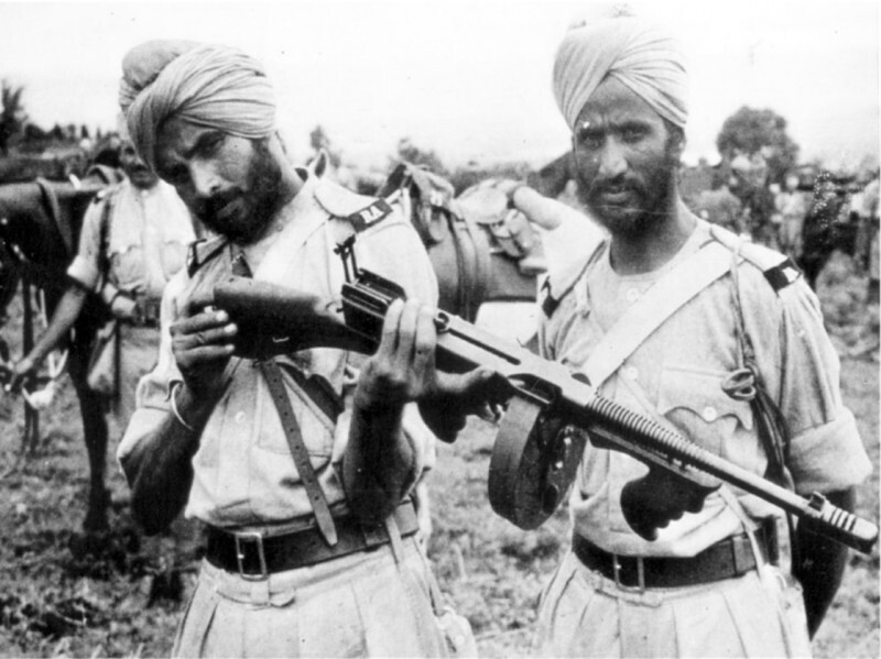 Солдаты одного из подразделений горной артиллерии Британской Индийской армии во время ознакомления с пистолетом-пулемётом Томпсона; Бирма; 1941-й год