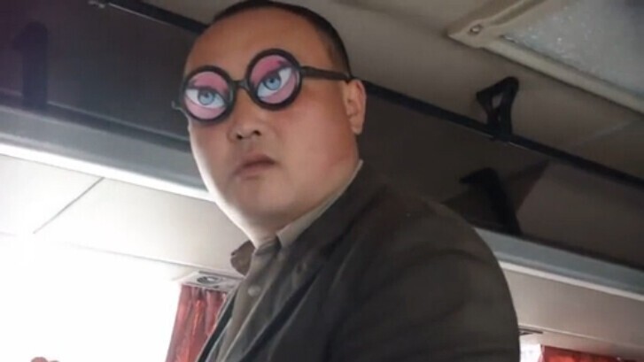4. Этот китаец предлагал пассажирам купить очки и кое-что ещё. Что именно?