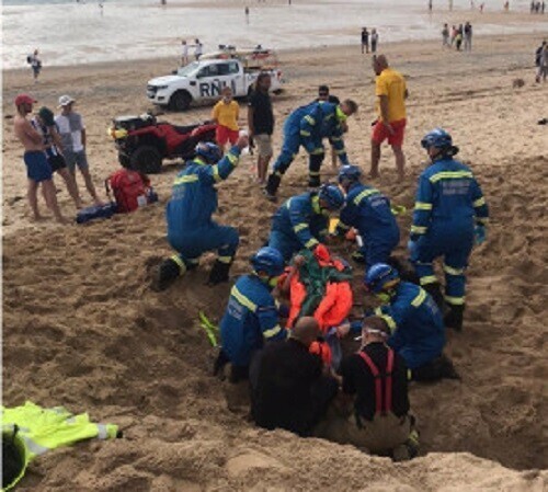 Парня, закопанного в песок на пляже, доставали спасатели