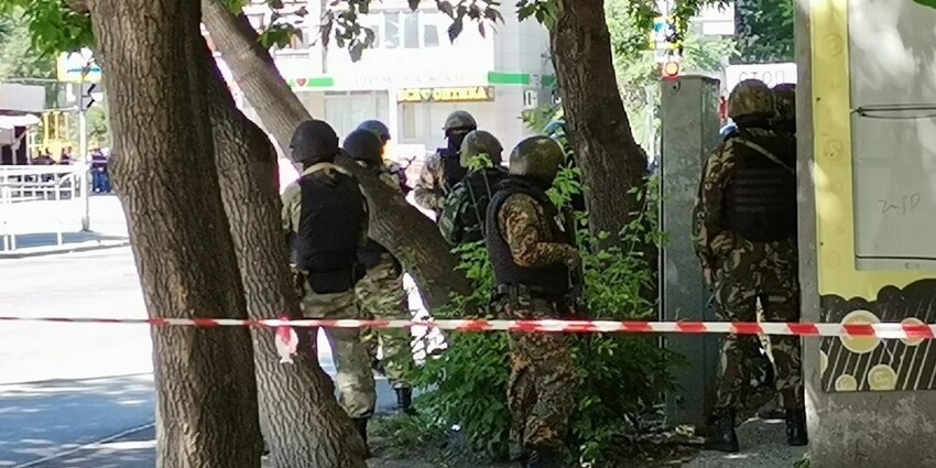 В Тюменском офисе Сбербанка мужчина захватил заложников: видео задержания 