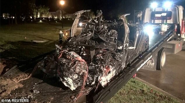 На фото: останки автомобиля Tesla после того, как он разбился в Вудлендсе, штат Техас, 17 апреля 2021 года, что привело к тому, что проблема привлекла новое внимание