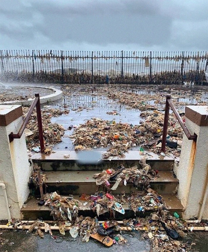 1. Ежегодный муссонный ритуал океана в Мумбаи: вода возвращает все, что в нее выбросили