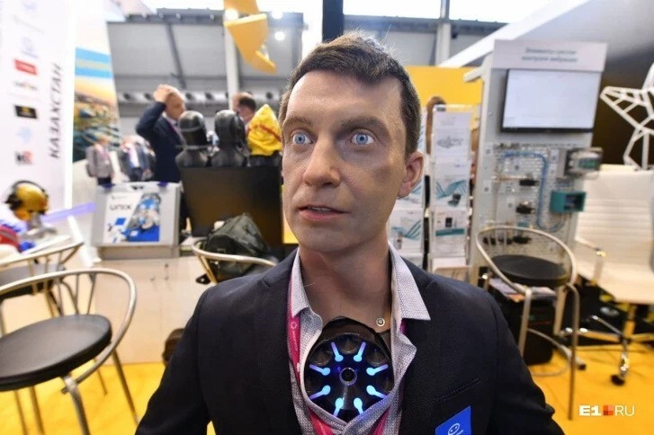 В Екатеринбурге на выставке «Иннопром» показали робота Алекса, который будет работать в местном МФЦ