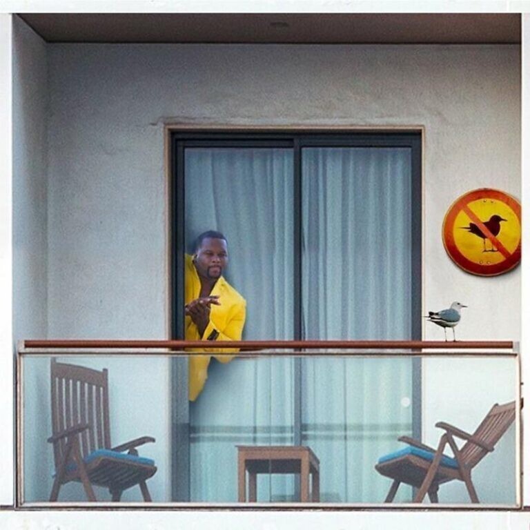 Мастер фотошопа помещает героев известных мемов на балкон дома