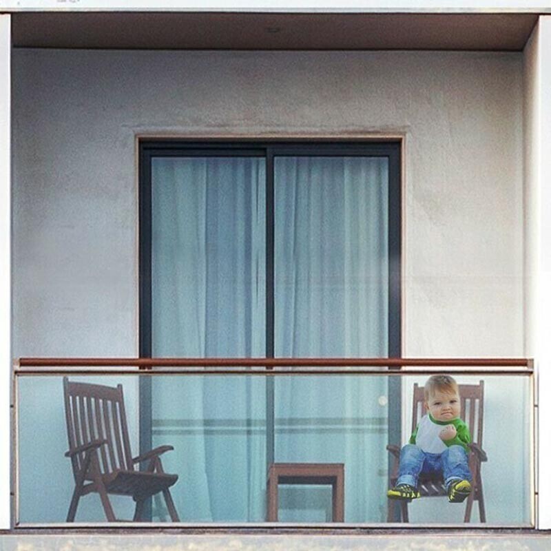 Мастер фотошопа помещает героев известных мемов на балкон дома