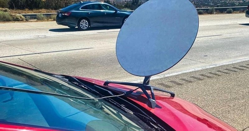 Водитель Toyota Prius, пойманный на шоссе с тарелкой Starlink на капоте, сказал, что ему нужен интернет в дороге