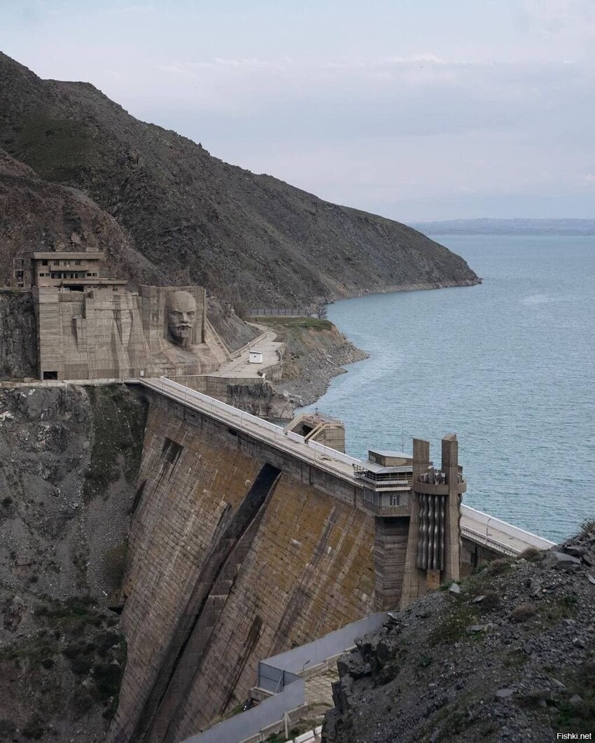 Дамба Кировского водохранилища на реке Талас в Киргизии