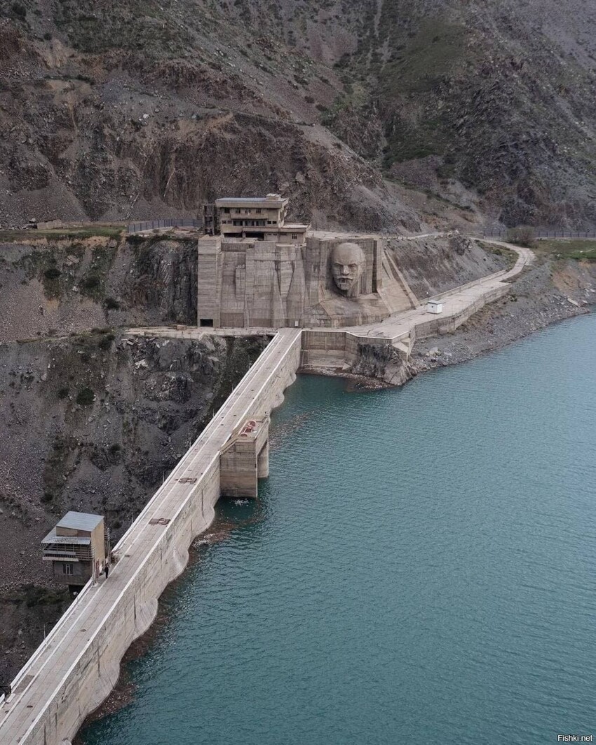 Дамба Кировского водохранилища на реке Талас в Киргизии