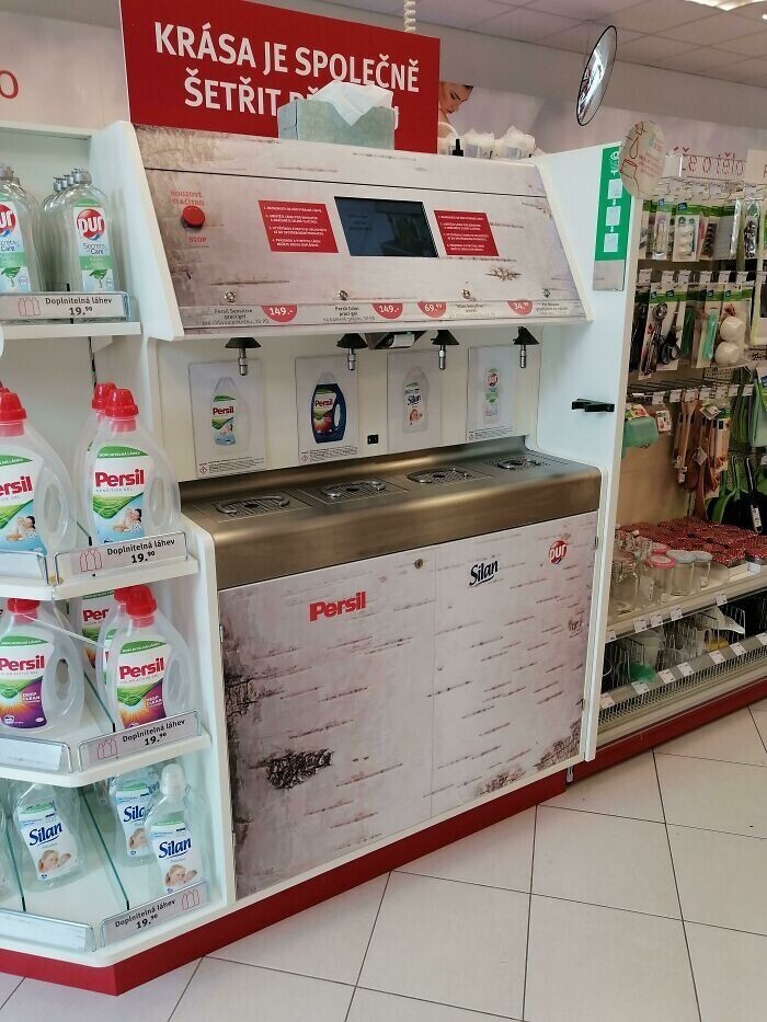 Автомат в магазине в Праге, где продаются моющие средства на разлив. Можно проявить экологическую сознательность, не покупая новую бутылку, а раз за разом наполняя старую