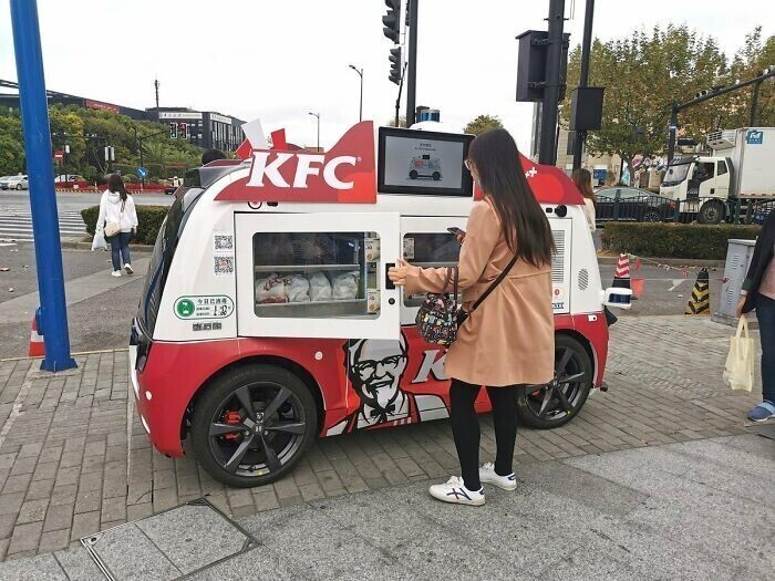 В Китае на городской улице можно встретить беспилотный автомобиль - торговый автомат, который продает фаст-фуд