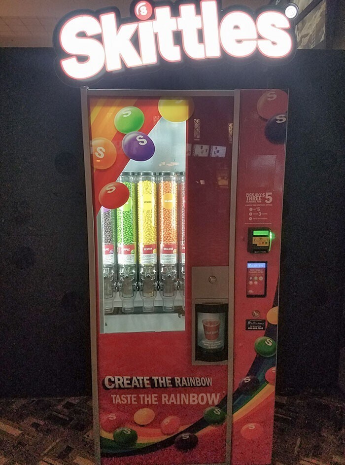 Торговый автомат по продаже драже Skittles, где вы можете смешать конфеты с разными ароматами в пропорции по своему вкусу