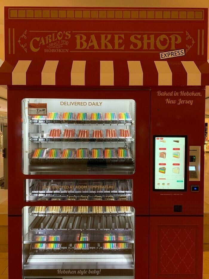 Торговый автомат, продающий пирожные